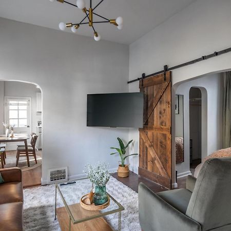 Mid-Century Modern Retreat In Little Italy Apartment Cleveland Luaran gambar