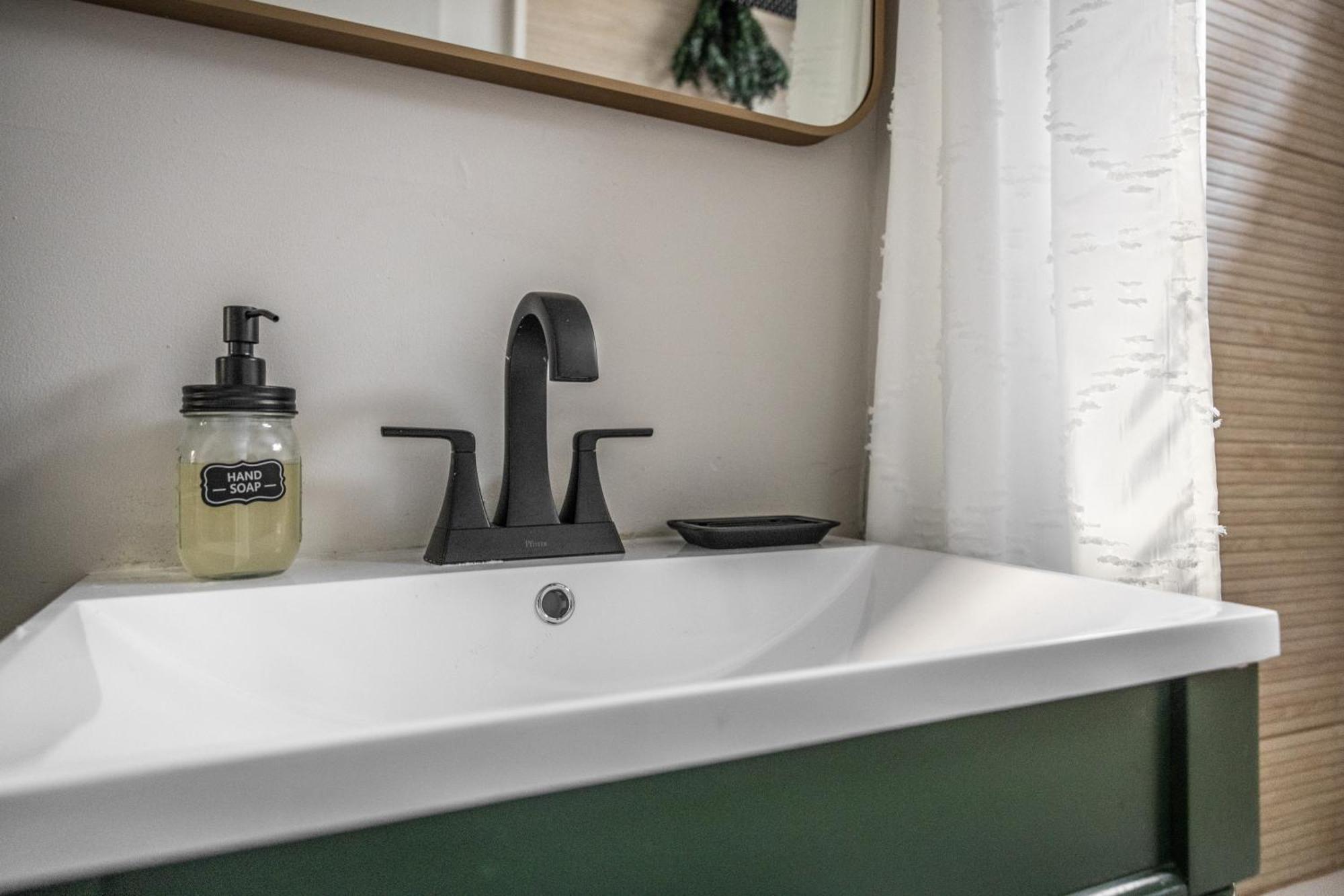 Mid-Century Modern Retreat In Little Italy Apartment Cleveland Luaran gambar