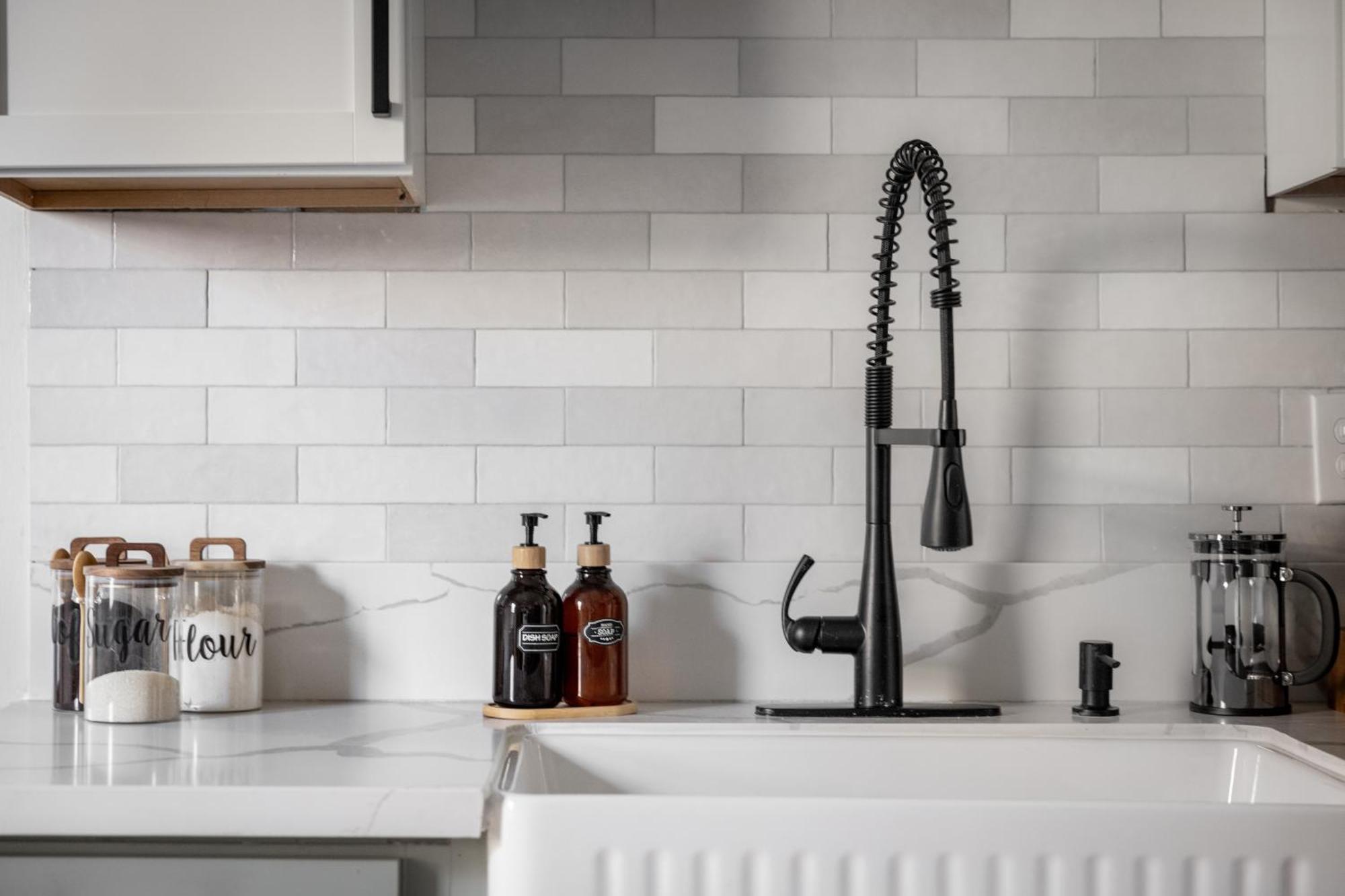 Mid-Century Modern Retreat In Little Italy Apartment Cleveland Luaran gambar