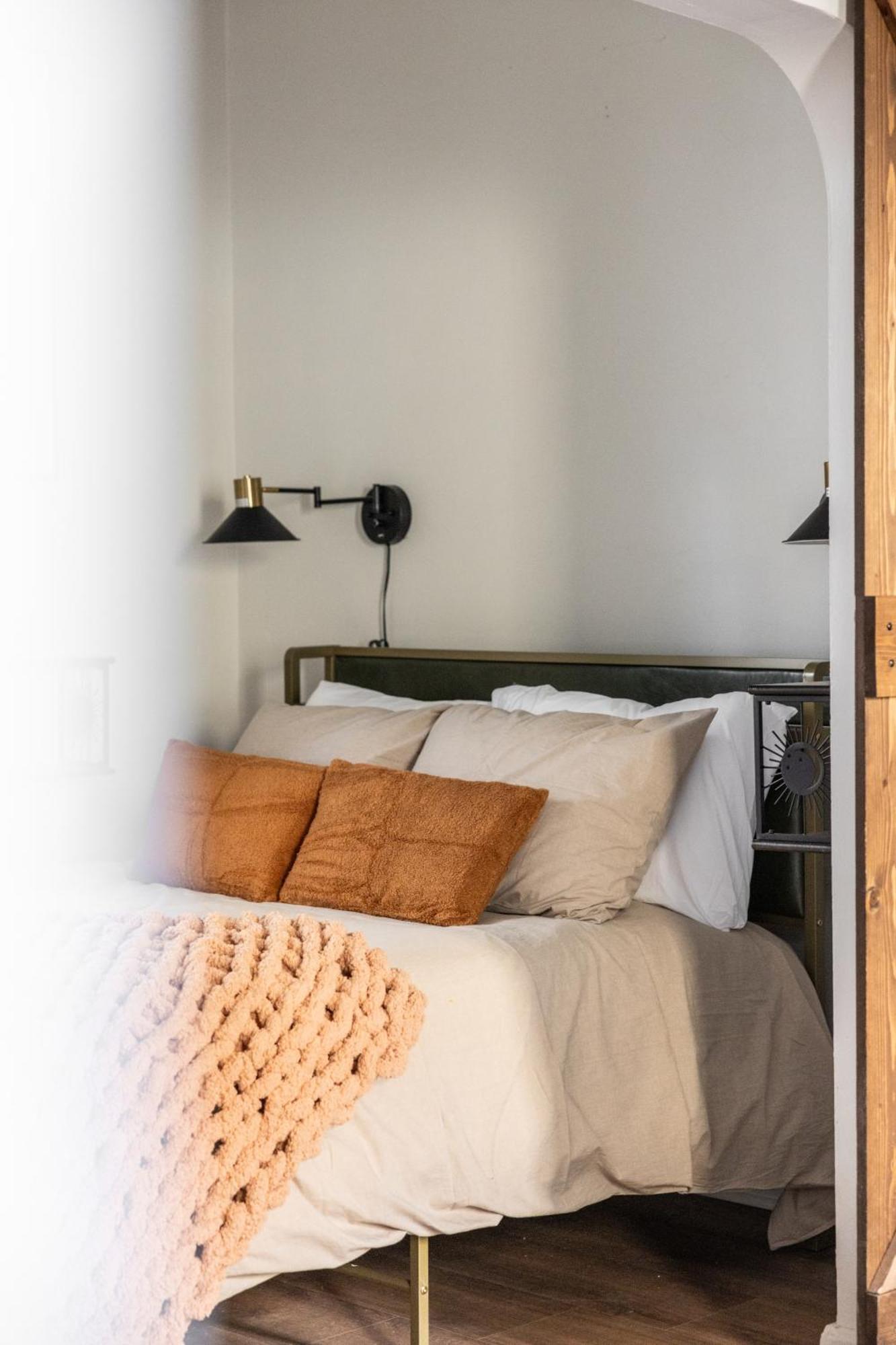 Mid-Century Modern Retreat In Little Italy Apartment Cleveland Luaran gambar