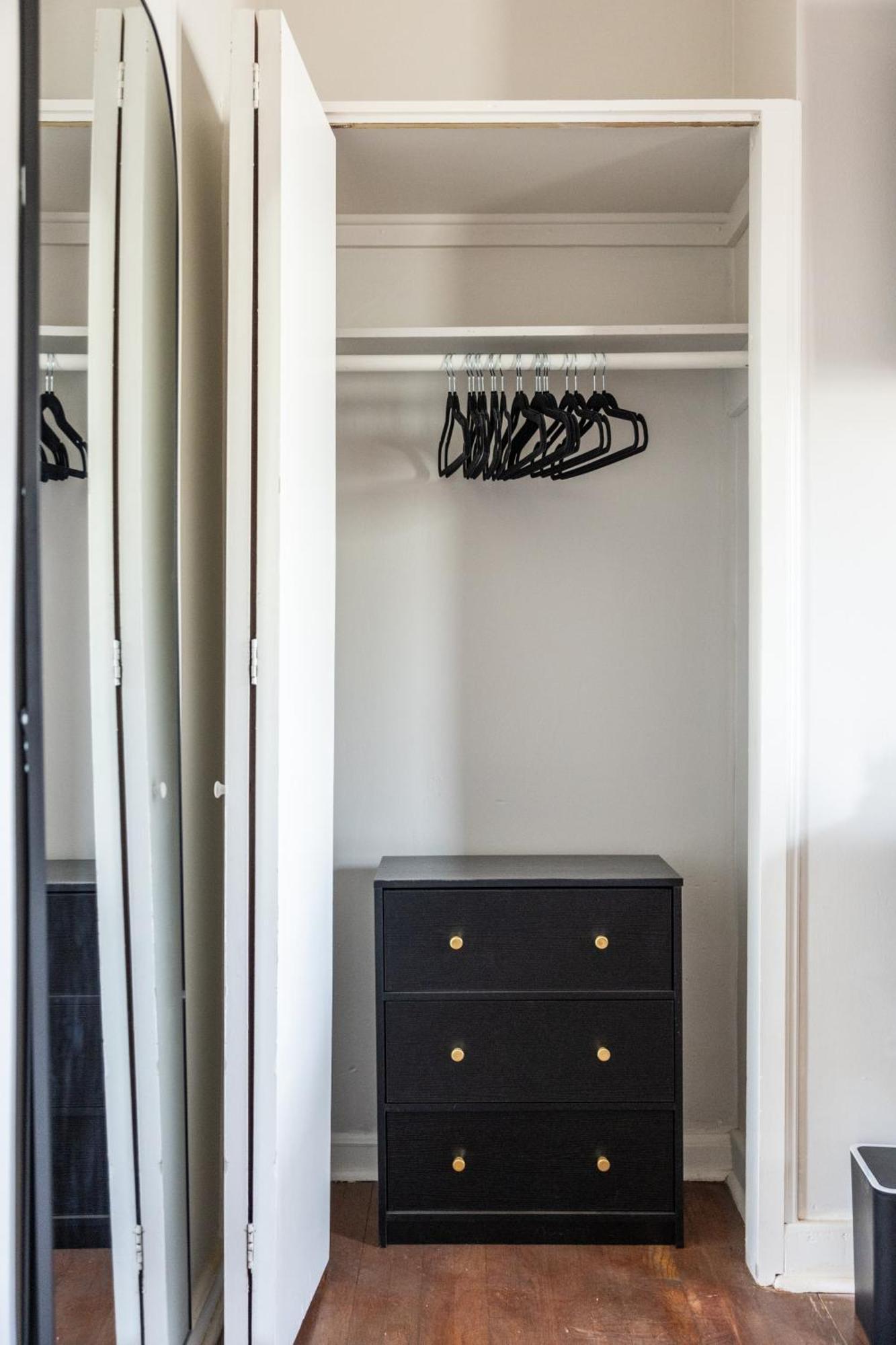 Mid-Century Modern Retreat In Little Italy Apartment Cleveland Luaran gambar