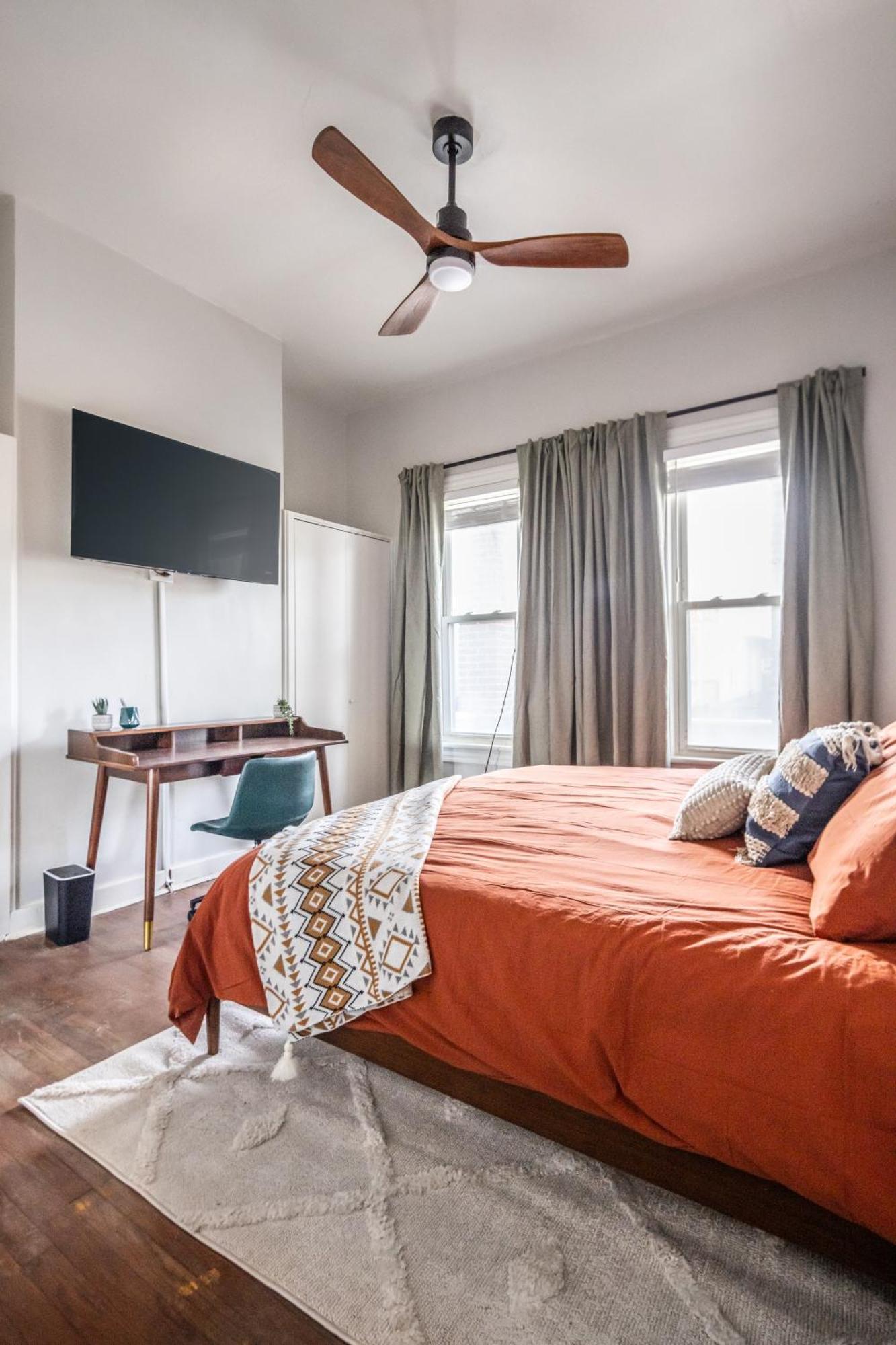 Mid-Century Modern Retreat In Little Italy Apartment Cleveland Luaran gambar