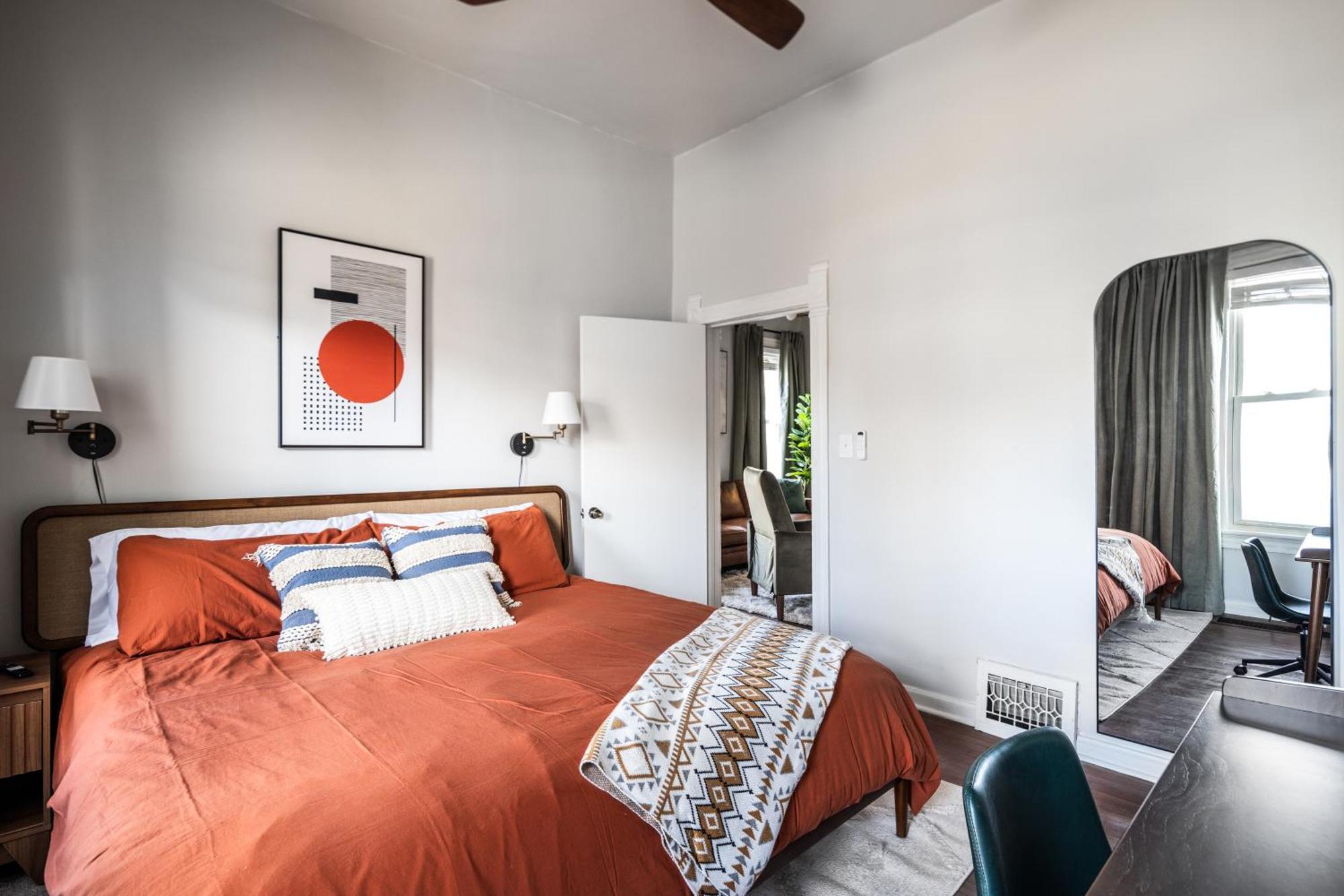 Mid-Century Modern Retreat In Little Italy Apartment Cleveland Luaran gambar